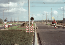 22942 Gezicht op de spoorwegovergang in de Kardinaal de Jongweg te Utrecht vanuit het noordwesten.